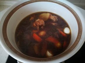 砂锅中的鸡已经炖好，开大火，加盐，加鹌鹑蛋，转中火继续炖