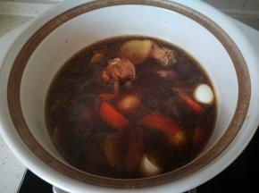 砂锅中的鸡已经炖好，开大火，加盐，加鹌鹑蛋，转中火继续炖