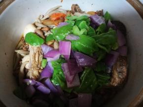 加入莜面鱼鱼，之前炒好的青椒，洋葱，翻拌均匀，烧开，略煮一会，可以装碗了