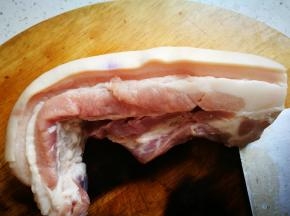 五花肉洗净
