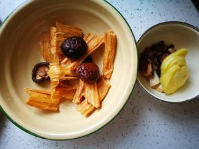 准备好豆油皮，香菇，生姜片，香料适量