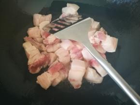 热锅凉油，放入五花肉翻炒