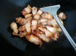 炒香出油，肉有些焦黄