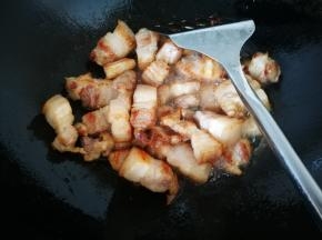 炒香出油，肉有些焦黄
