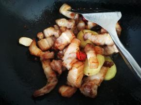 加入生姜片，香料，炒香