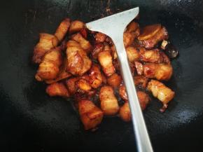 沿锅边呛入料酒，翻炒均匀，加入生抽，老抽，香醋，翻炒均匀