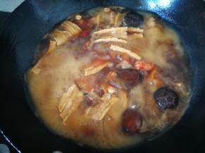 倒入开水，大火煮5分钟，有浮沫可以舀出来，加入豆油皮，香菇