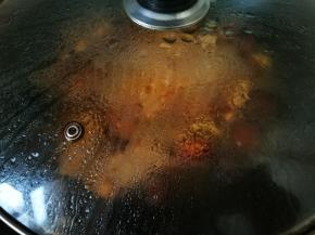盖锅盖，转小火炖煮1个小时