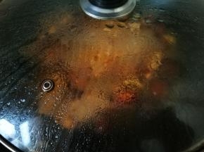 盖锅盖，转小火炖煮1个小时