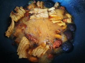 揭盖，加适量盐，大火收汁