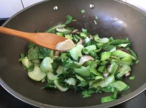 放入少许的白胡椒粉。
