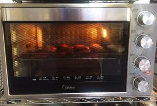 20分钟后，鸡翅上色满意加盖铝箔纸再烤10分钟即可。