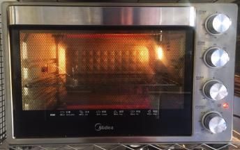 烤箱上下火加热200度，提前预热5分钟。