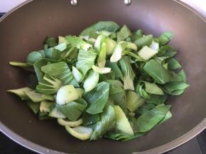 放入油菜，翻炒均匀。