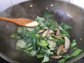 放入少许的鸡精，翻炒均匀即可。