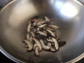 用少许的油煸炒一下。