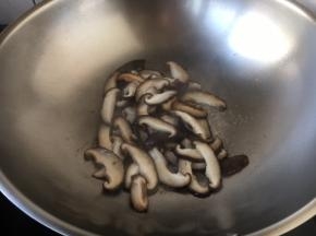 用少许的油煸炒一下。