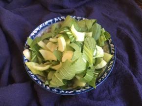 油菜切成寸段。
