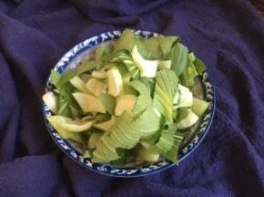 油菜切成寸段。
