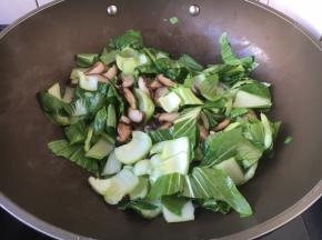 放入煸炒过的香菇。