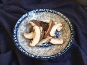 将鲜香菇切片。