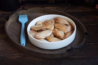 在腌制好的每个鸡翅上涂抹上一层薄薄的食用油。