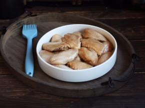 在腌制好的每个鸡翅上涂抹上一层薄薄的食用油。
