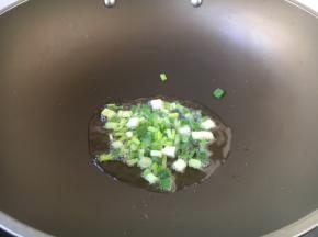 热锅凉油，爆香葱花。