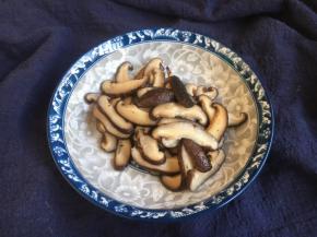 将煸炒过的香菇盛出备用。