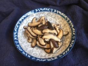 将煸炒过的香菇盛出备用。