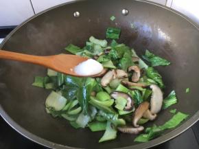 放入适量的盐。