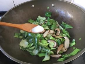 放入适量的盐。