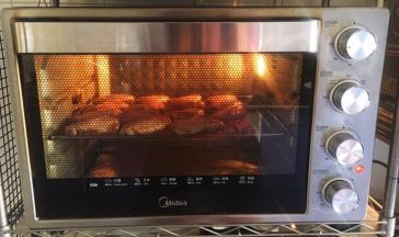 将鸡翅放在烤架上，入烤箱烤制20分钟。