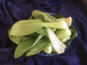 油菜清洗干净，掰成一瓣一瓣的。