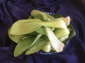 油菜清洗干净，掰成一瓣一瓣的。