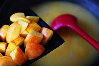 看见玉米面粥熬制的粘稠时，加入提前切块的苹果。