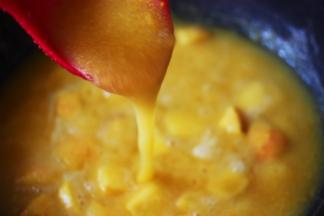 看见玉米面粥熬得特别粘稠的状态。