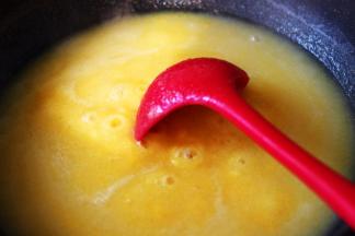 然后用小火慢慢熬制，记住一定要用勺子不停的搅拌呀。