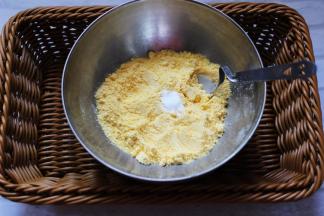 准备一个大一点的碗，把玉米面放入碗中，加入食用碱（不喜欢吃碱的可以忽略不计）不过我和家人是超级喜欢喝带碱的粥，第一是味道更香，第二是可以调节和平衡的身体的酸碱度。