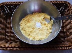 准备一个大一点的碗，把玉米面放入碗中，加入食用碱（不喜欢吃碱的可以忽略不计）不过我和家人是超级喜欢喝带碱的粥，第一是味道更香，第二是可以调节和平衡的身体的酸碱度。