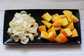 把清理干净的新鲜百合一片片清洗干净后放入盘子里，苹果洗净后用刀取核后切成块状。