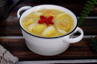 嘻嘻，清甜香浓的玉米面百合苹果粥就出锅了，盛到碗里面就可以享用了。