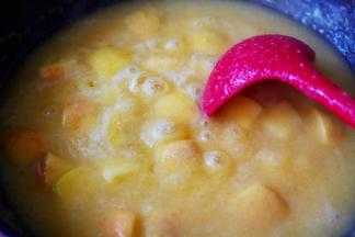 小火继续慢慢熬制、直至苹果块熬制的断生变色的时候。