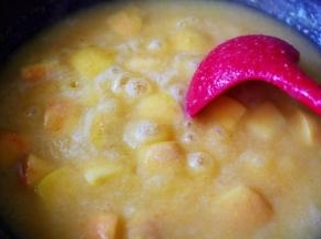 小火继续慢慢熬制、直至苹果块熬制的断生变色的时候。