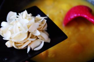 这个时候就可以加入洗净的百合。