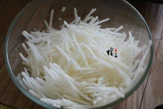萝卜去皮，擦成丝