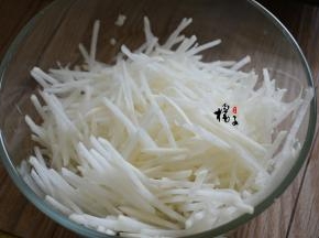 萝卜去皮，擦成丝