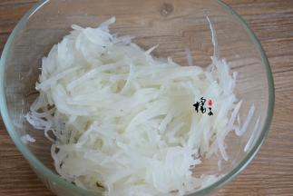 过一下凉水，攥干水分