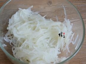 过一下凉水，攥干水分