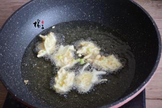 油热，用勺子取出面糊，放锅里炸